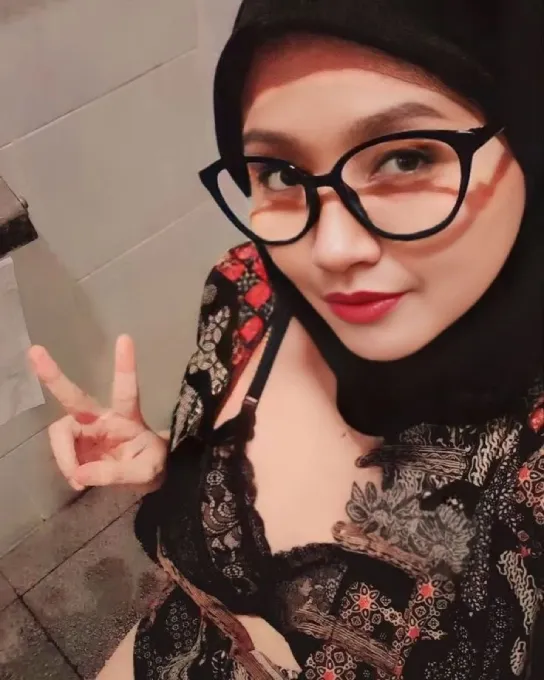 Hijab Hitam Kepngen Colmek bokep video